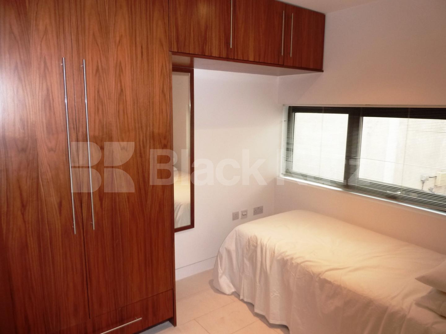 			Overlooking Regents Park!, 2 Bedroom, 1 bath, 1 reception Flat			 Oval Road, PRIMROSE HILL / REGENTS PK